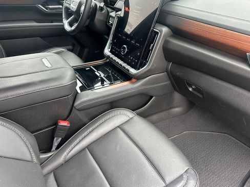 Used 2025 GMC Yukon XL Denali AWD/4WD image 20