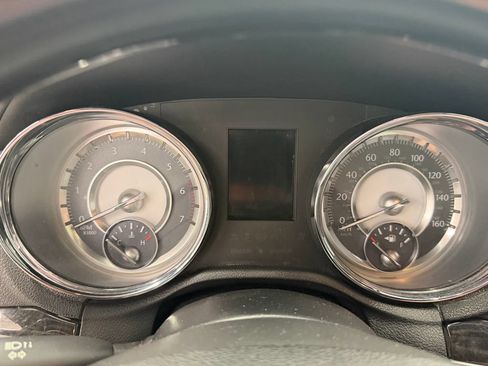 Used 2013 Chrysler 300 C AWD/4WD image 17