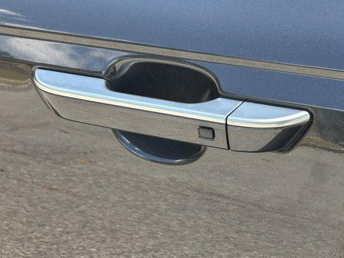 Certified 2025 Kia Carnival FWD image 28