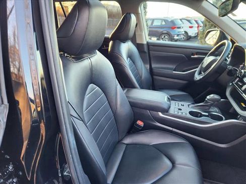 Used 2023 Toyota Highlander XLE image 12