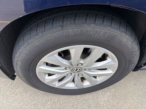 Used 2014 Volkswagen Routan SE FWD image 2