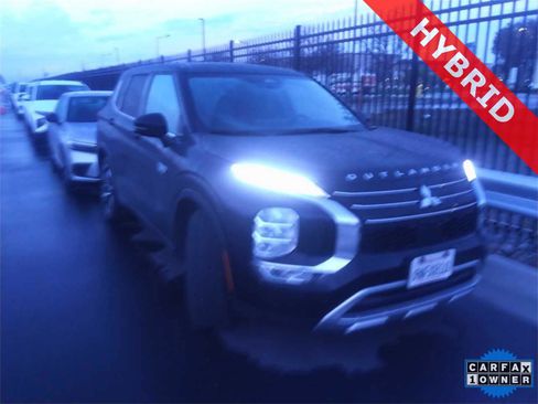 Used 2024 Mitsubishi Outlander SE image 1