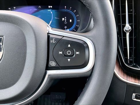 Used 2022 Volvo XC60 B5 Momentum image 24