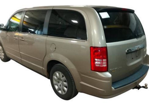 Used 2009 Chrysler Town & Country LX FWD image 3