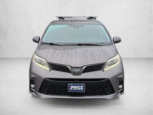 Used 2019 Toyota Sienna SE image 2