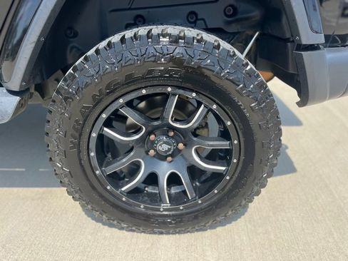 Used 2018 Jeep Wrangler Unlimited Sahara w/ LED Lighting Group AWD/4WD image 24