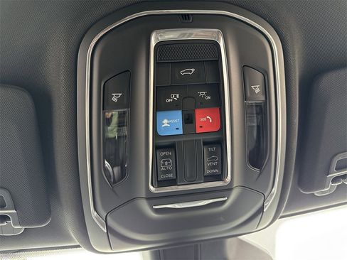 New 2025 Jeep Grand Cherokee Altitude image 16