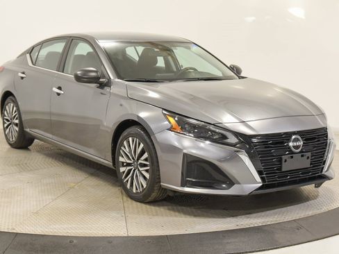 Used 2024 Nissan Altima 2.5 SV image 6