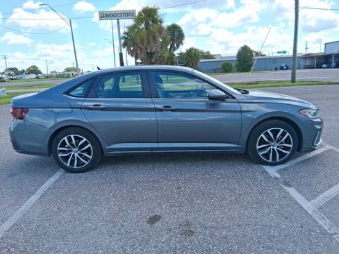 Used 2025 Volkswagen Jetta SE FWD image 2