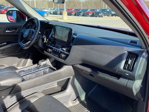 Used 2024 Nissan Pathfinder SL image 32