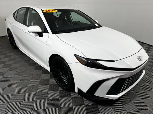 Used 2025 Toyota Camry Hybrid FWD image 3