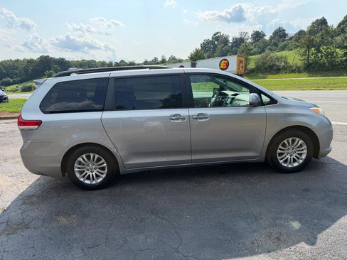 Used 2011 Toyota Sienna XLE w/ Premium Pkg FWD image 8