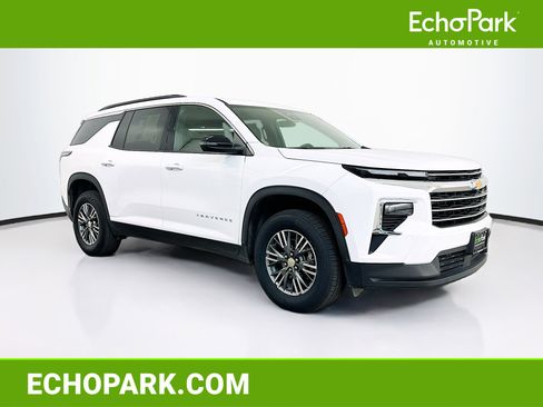 Used 2025 Chevrolet Traverse LT image 1