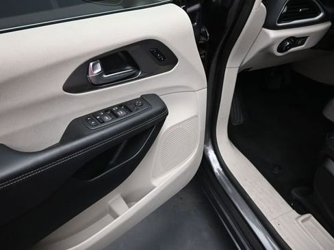Used 2023 Chrysler Pacifica Touring-L FWD image 16