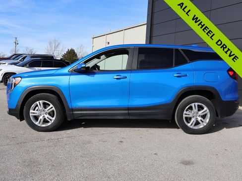 Used 2024 GMC Terrain SLE image 2