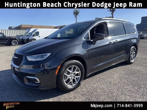 Used 2021 Chrysler Pacifica Touring image 1