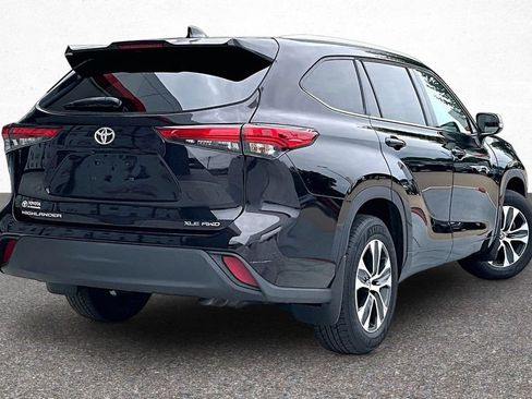 Used 2021 Toyota Highlander XLE AWD/4WD image 7