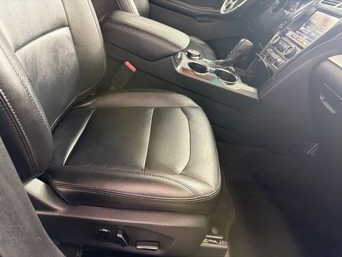 Used 2016 Ford Explorer XLT w/ Equipment Group 202A AWD/4WD image 24