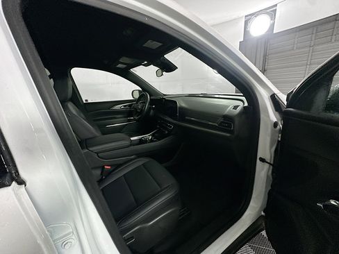 Used 2025 Chevrolet Traverse LT image 33