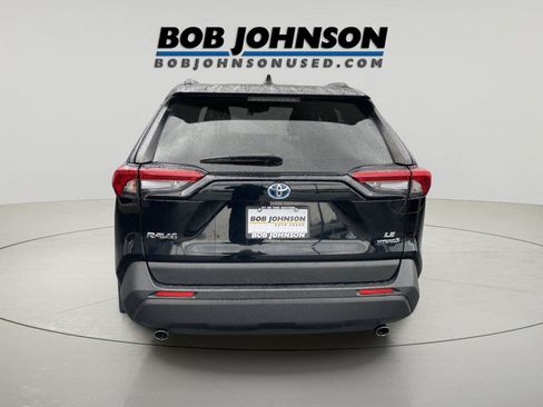 Used 2019 Toyota RAV4 LE AWD/4WD image 4