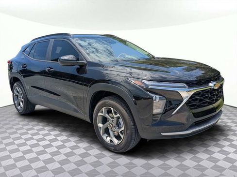 Used 2025 Chevrolet Trax LT FWD image 2