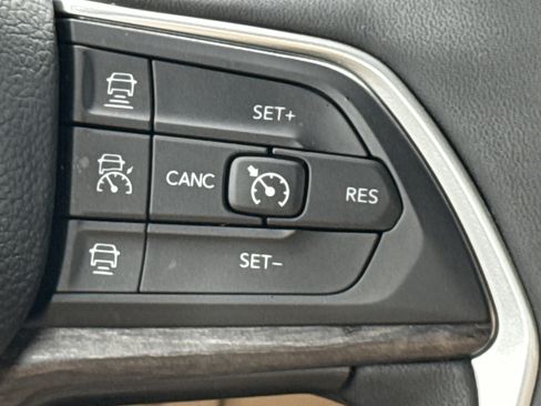 Used 2025 Jeep Grand Cherokee Limited AWD/4WD image 19