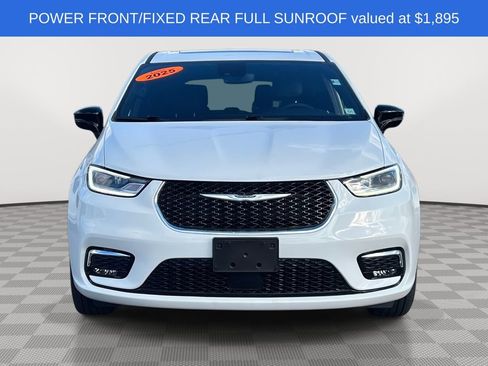 Used 2025 Chrysler Pacifica Select w/ Uconnect Theater Family Group image 2