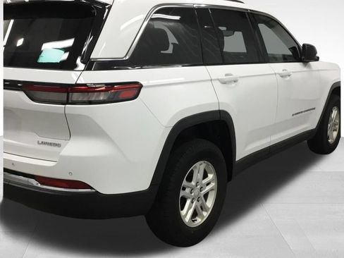Used 2023 Jeep Grand Cherokee Laredo AWD/4WD image 28