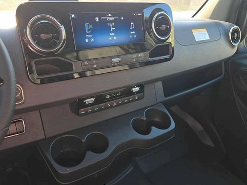 Used 2025 Mercedes-Benz Sprinter 2500 image 34