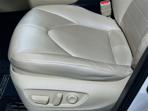 Used 2023 Toyota Highlander L image 16