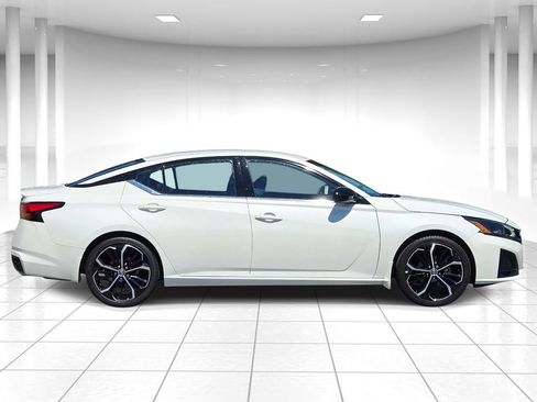 Used 2023 Nissan Altima 2.5 SR FWD image 2