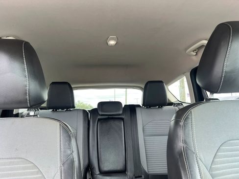Used 2017 Ford Escape SE w/ SE Sport Appearance Package FWD image 18