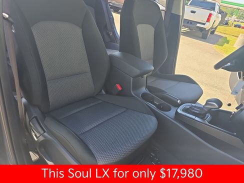 Used 2025 Kia Soul LX w/ LX Technology Package FWD image 16