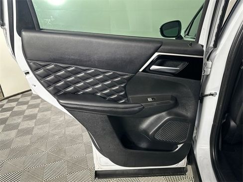 Used 2022 Mitsubishi Outlander SEL image 11