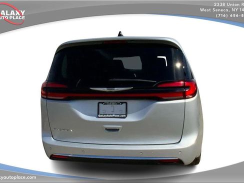Used 2024 Chrysler Pacifica Touring-L image 6