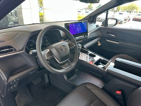 Used 2026 Toyota Sienna Limited FWD image 10