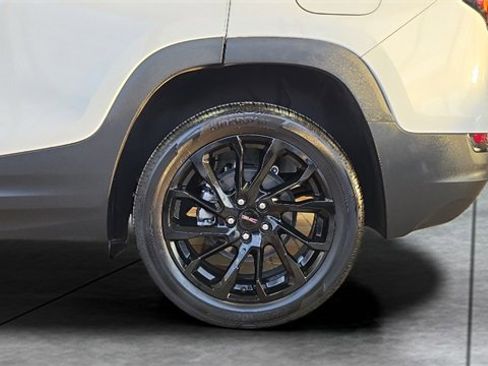 Used 2024 GMC Terrain SLE w/ Driver Convenience Package image 28
