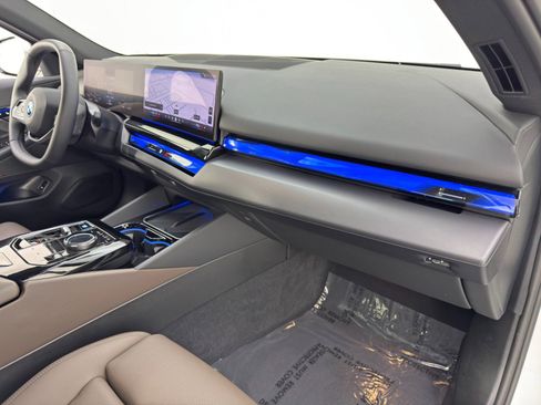 Used 2024 BMW i5 eDrive40 w/ M Sport Package image 15