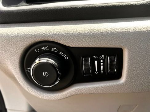 Used 2023 Chrysler Pacifica Touring-L FWD image 21