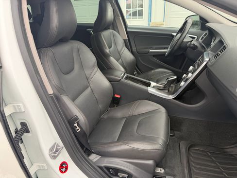 Used 2016 Volvo V60 T5 Cross Country Platinum w/ Climate Package image 18