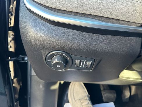 Used 2022 Jeep Compass Latitude image 11