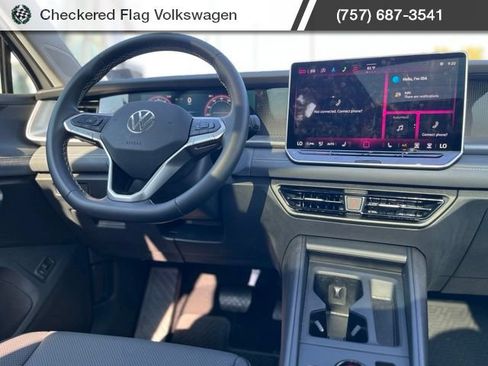 Used 2025 Volkswagen Tiguan SE AWD/4WD image 33