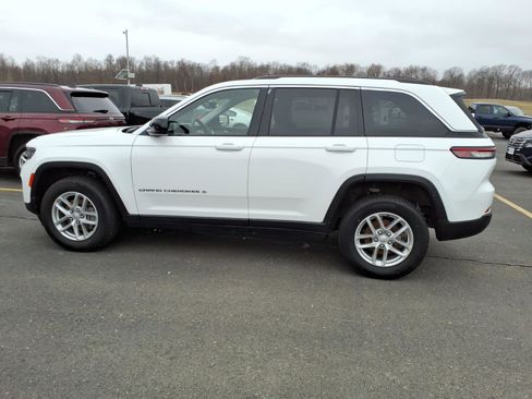 Used 2023 Jeep Grand Cherokee Laredo w/ Luxury Tech Group I AWD/4WD image 8