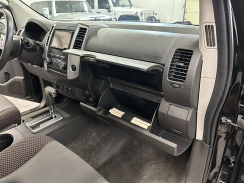 Used 2010 Nissan Xterra Off-Road AWD/4WD image 38