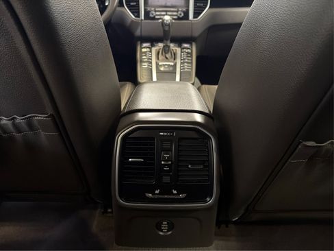 Used 2018 Porsche Macan AWD/4WD image 25