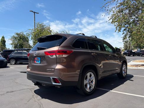 Used 2018 Toyota Highlander Limited w/ Carpet Mat Package (TMS) AWD/4WD image 5