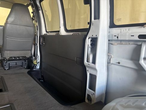 Used 2006 Chevrolet Express 2500 Passenger w/ LT Preferred Equipment Group RWD image 13