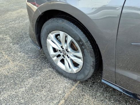 Used 2024 Toyota Sienna Limited AWD/4WD image 9