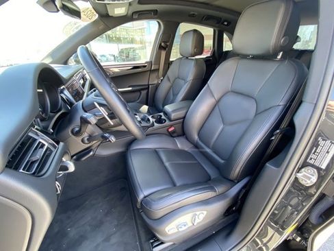 Certified 2024 Porsche Macan image 5