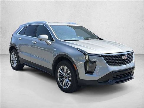 Used 2025 Cadillac XT4 Premium Luxury FWD image 3